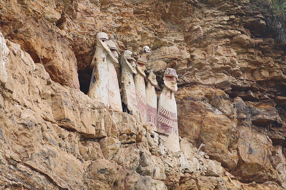Karajía: Reading the Cliffside Tombs