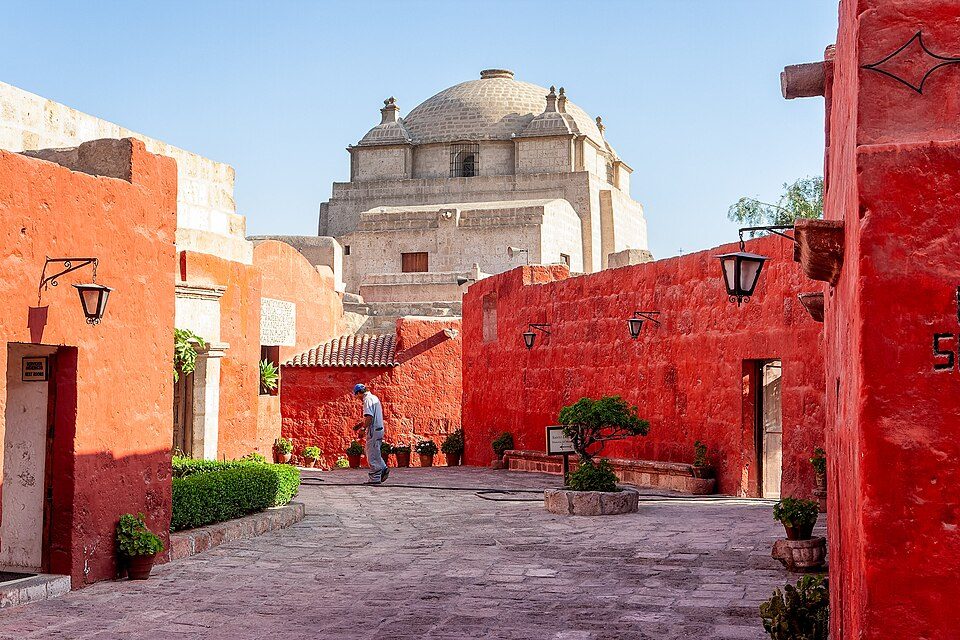 Santa Catalina: Stone, Color and Daily Life